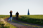 einzelne Menschen auf Wanderweg mit Kirchturm am Horizont - Auf Wanderwegen unser Gemeindegebiet entdecken -  (Foto: © Wanderfreunde Triebeltal)